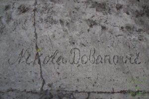 Der Name des serbischen Zwangsarbeiters Nikola Dobanovic, im nassen Beton einer Startbahn verewigt