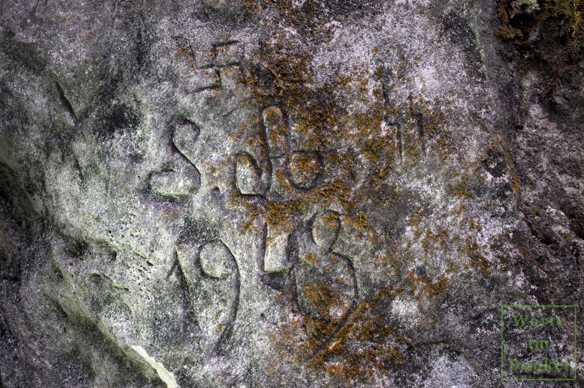1943 ritzte ein Unbekannter diese Zeichen, Zahlen und Symbole in den Fels