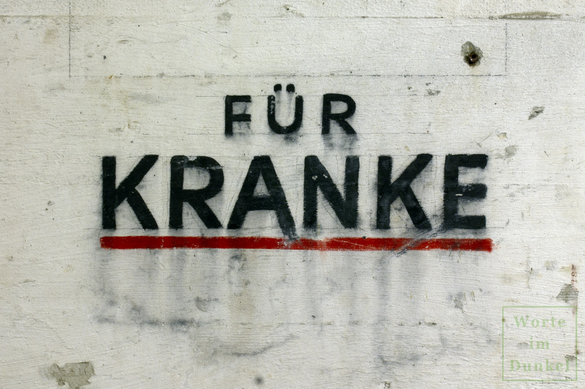 Beschriftung "Für Kranke" im für kranke Personen vorgesehenen Raum des Flachbunkers im Arne-Carlsson-Park