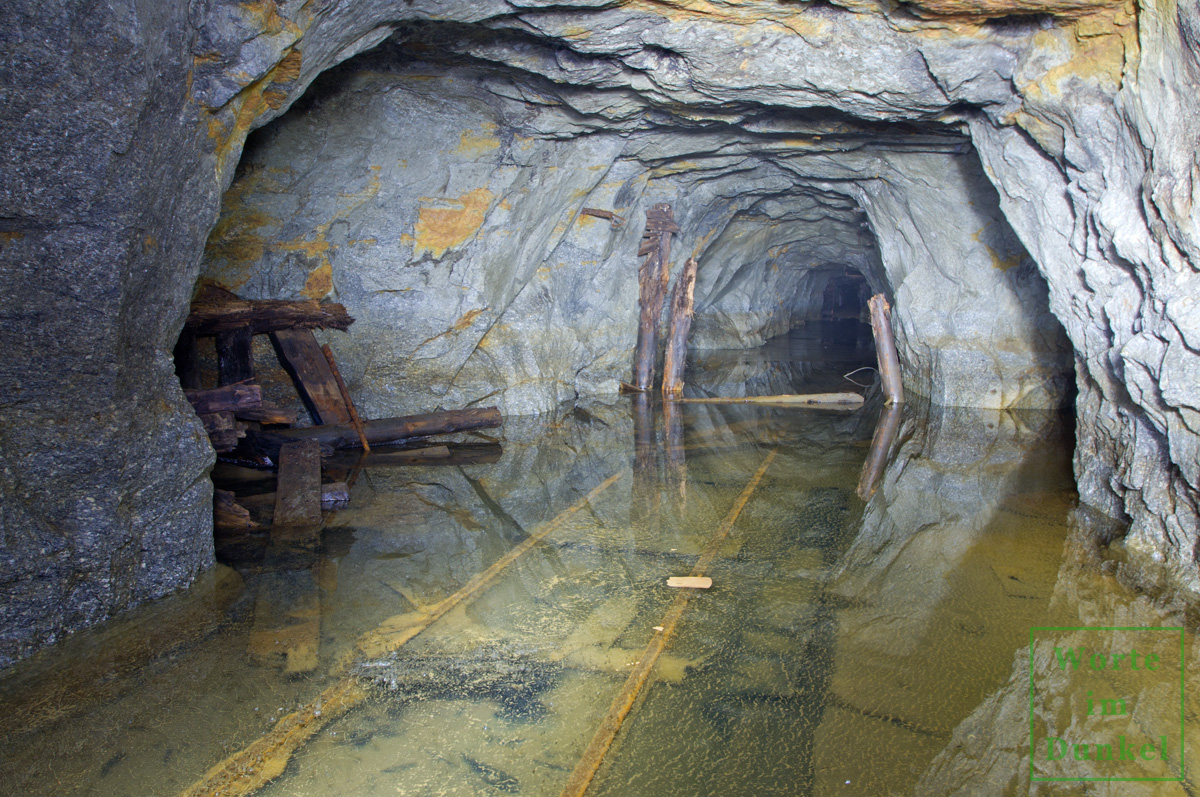 Schienen unter dem Eis des in der Nähe befindlichen Bergwerks