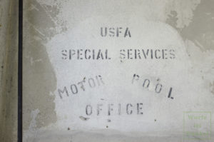 Aufschrift in der Garage des Stadtpolizeikommandos Salzburg: "USFA Special Services Motor Pool Office"