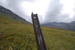 Auf knapp 3000 Metern Seehöhe ragt diese Krupp-Schiene aus dem Boden