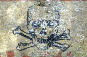 Der Totenkopf symbolisierte die Gefährlichkeit der ausgelegten Rattengifte