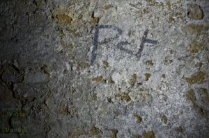 Der Hinweis "Pst" an der Mauer eines Luftschutzkellers