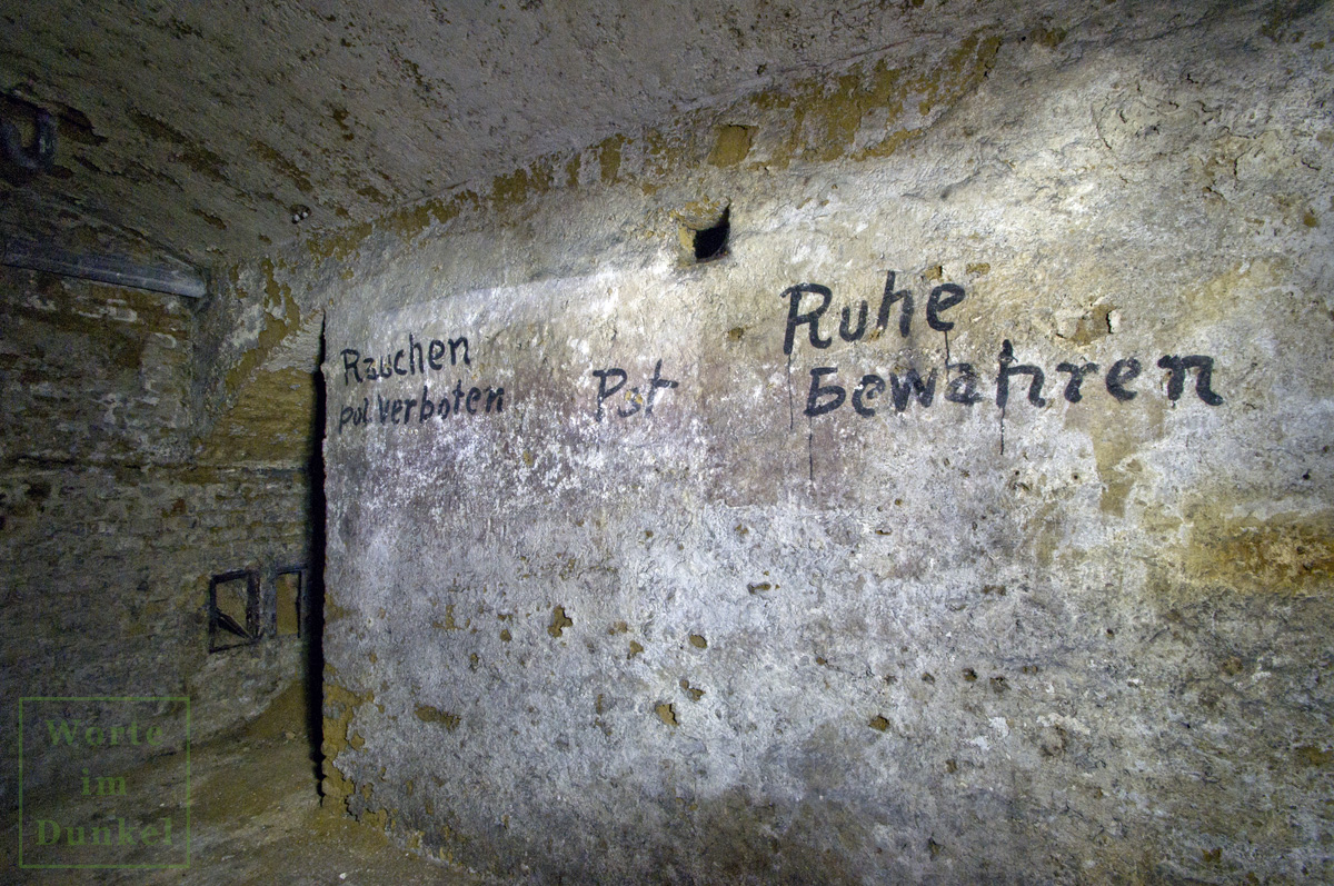 Die Verhaltenshinweise "Nicht Rauchen", "Pst" und "Ruhe bewahren" an der Mauer eines Wiener Luftschutzkellers