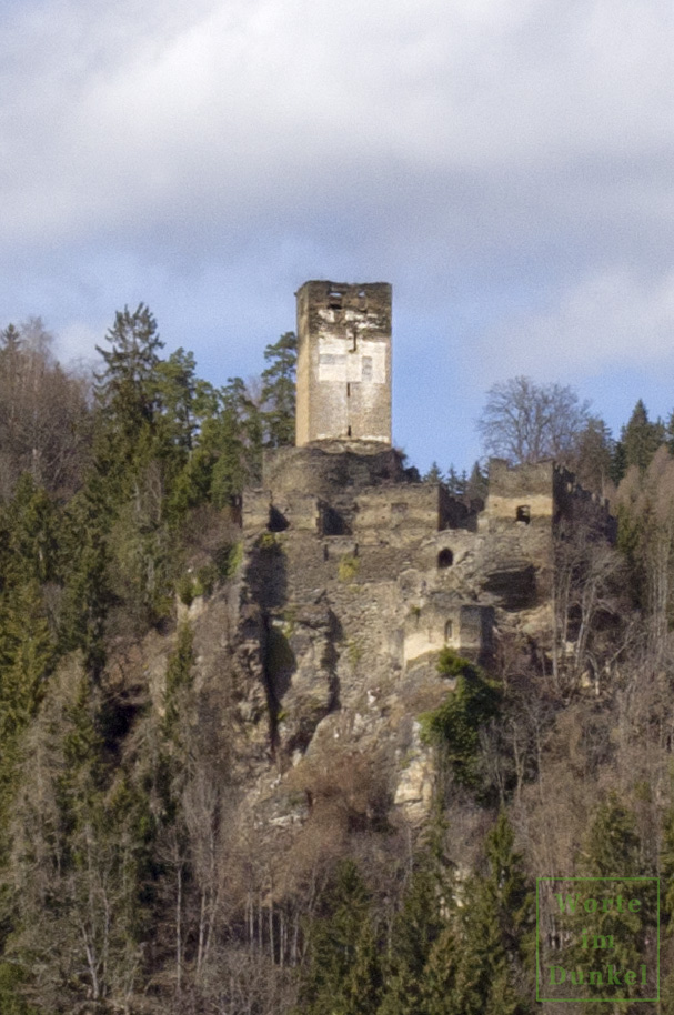 Bergfried mit dem Hakenkreuz, das bis 2019 zu sehen war.