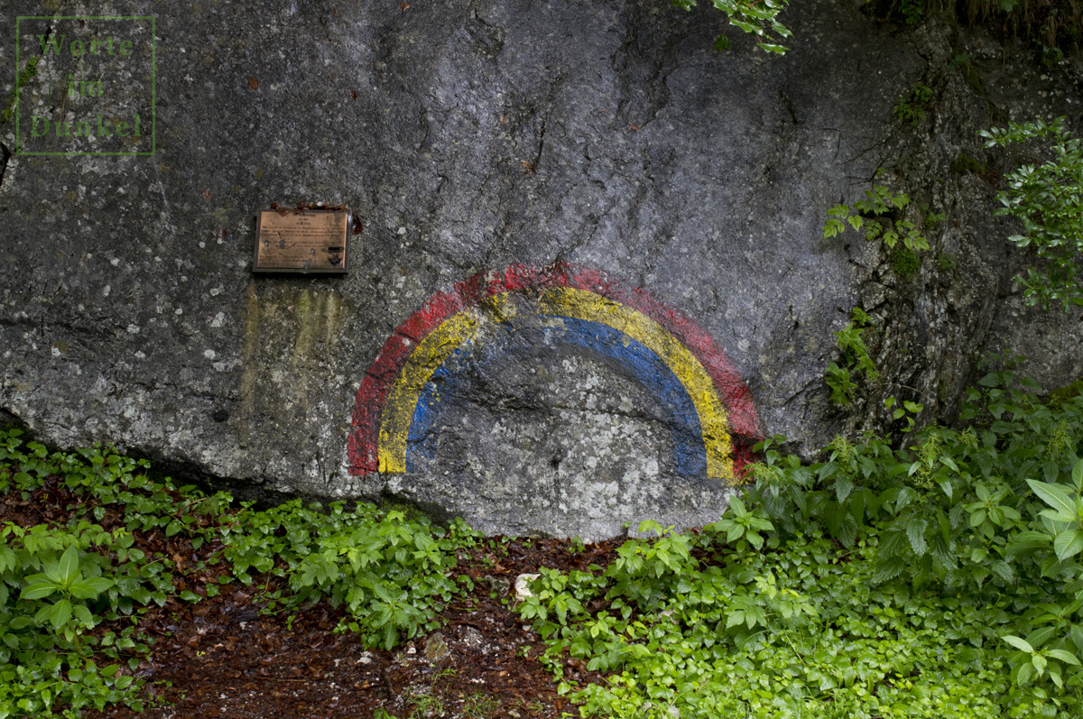 Der Regenbogen der 42nd Rainbow Division vor der Lamprechtshöhle