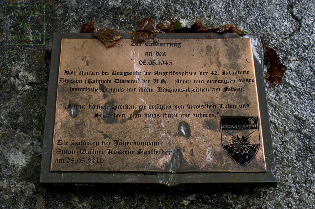 Tafel zur Erinnerung an die 42nd Rainbow Division vor der Lamprechtshöhle