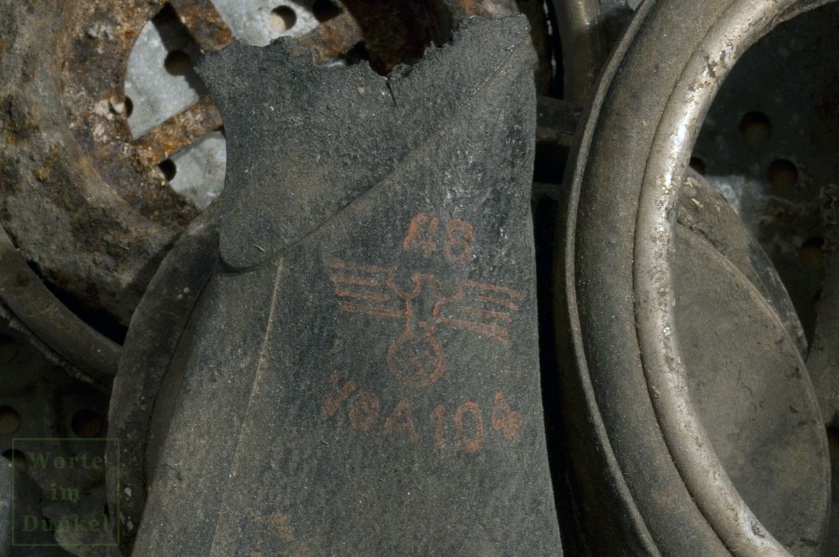 Reichsadler mit Hakenkreuz neben dem Augenfenster