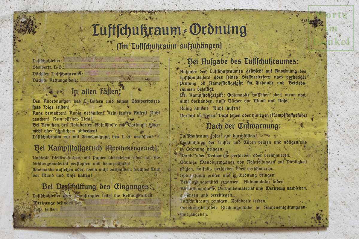 Schild mit der Luftschutzraumordnung in der Krypta der Alserkirche