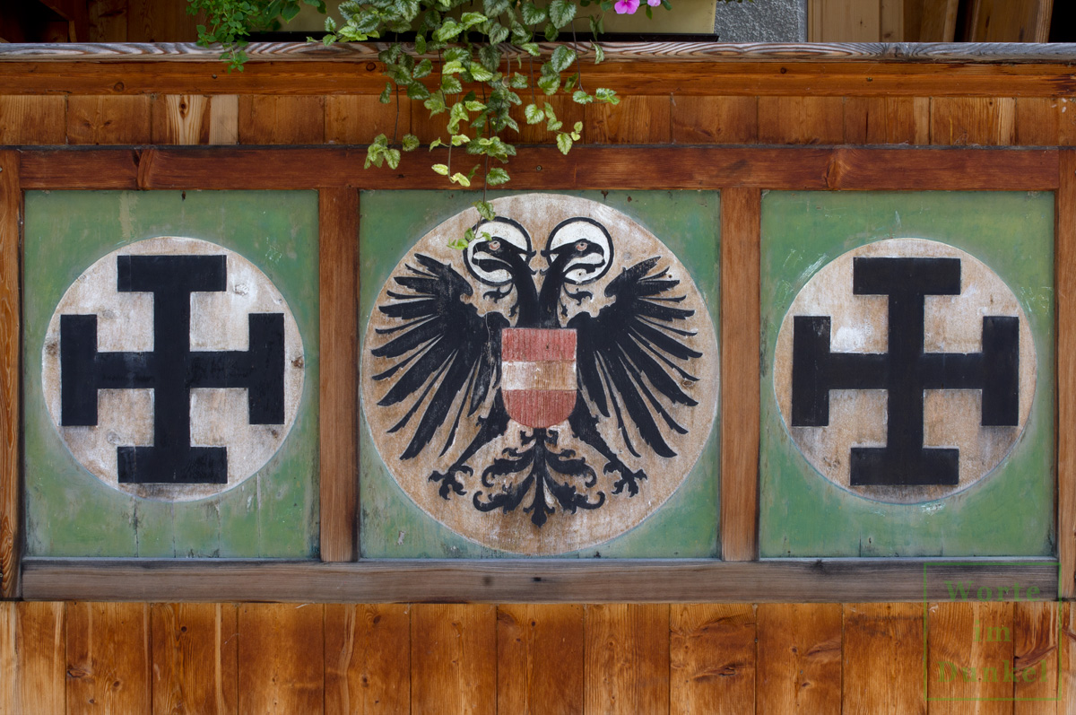 Der nimbierte Adler des Ständestaats flankiert von den Kruckenkreuzen der Vaterländischen Front