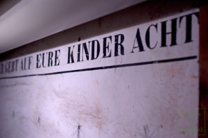 Aufschrift „Mütter, gebt auf eure Kinder acht“ in einem Luftschutzbunker