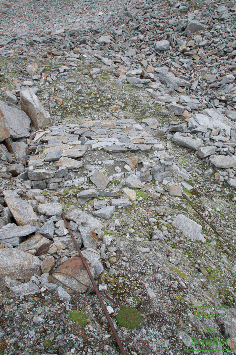 Seilbahnsockel unterhalb der Bergstationmit zwei Stahlseilen