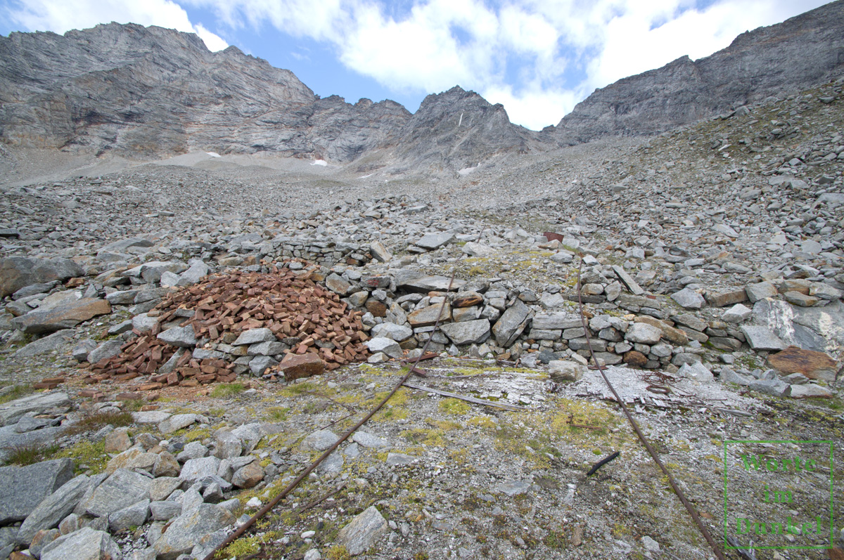 Seilbahnsockel unterhalb der Bergstation mit zwei Stahlseilen