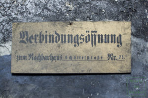 Schild, das die Stelle der Verbindungsöffnung anzeigte