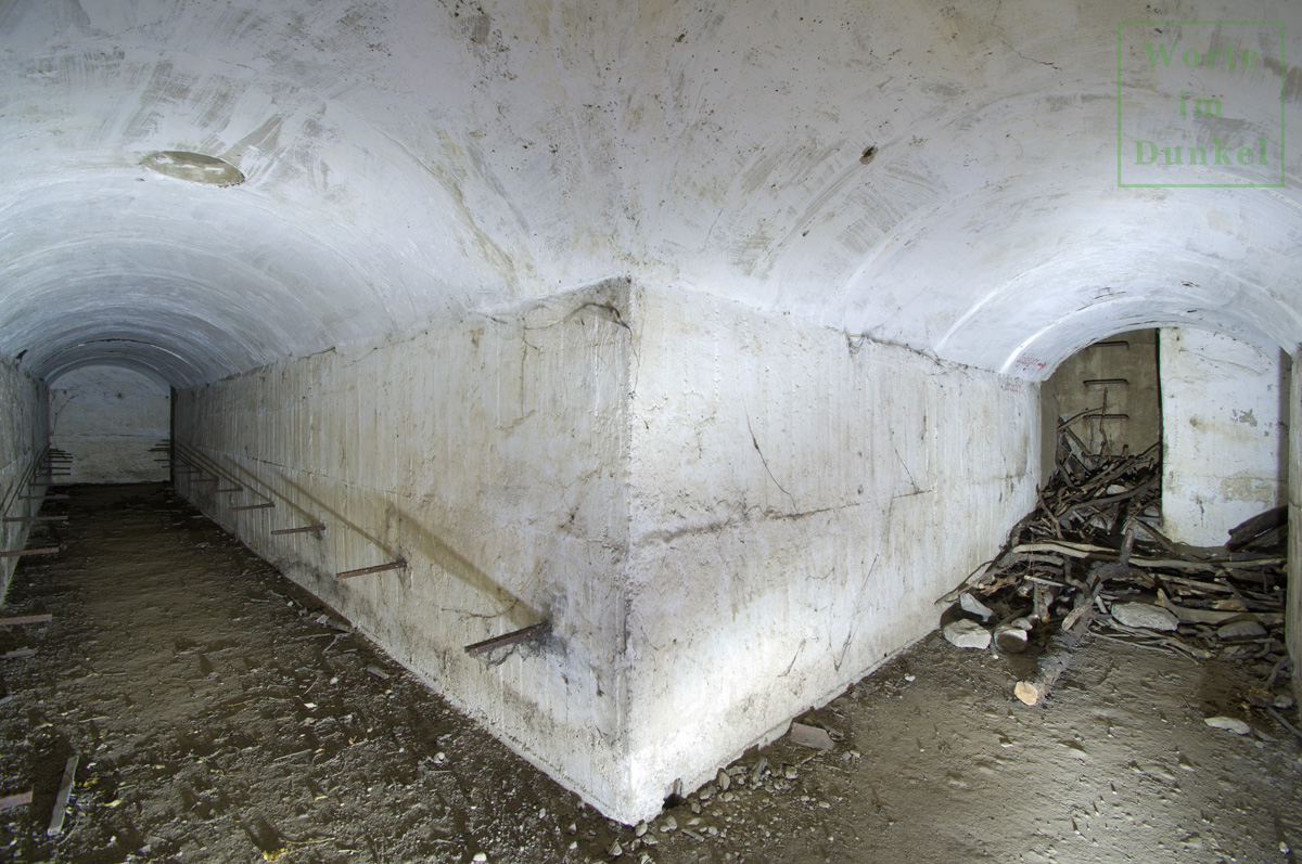 Blick in den Luftschutzdeckungsgraben, rechts der Notausstieg