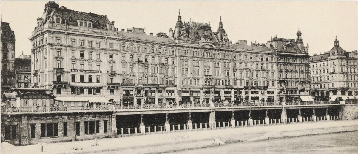 Ansicht der Häuserzeile am Franz-Josefs-Kai, deren Rückseite mit den dahinterliegenden Häusern die Adlergasse bildete. Links im Bild begann der damals noch sehr kleine Schwedenplatz, rechts ist die Rotenturmstraße.