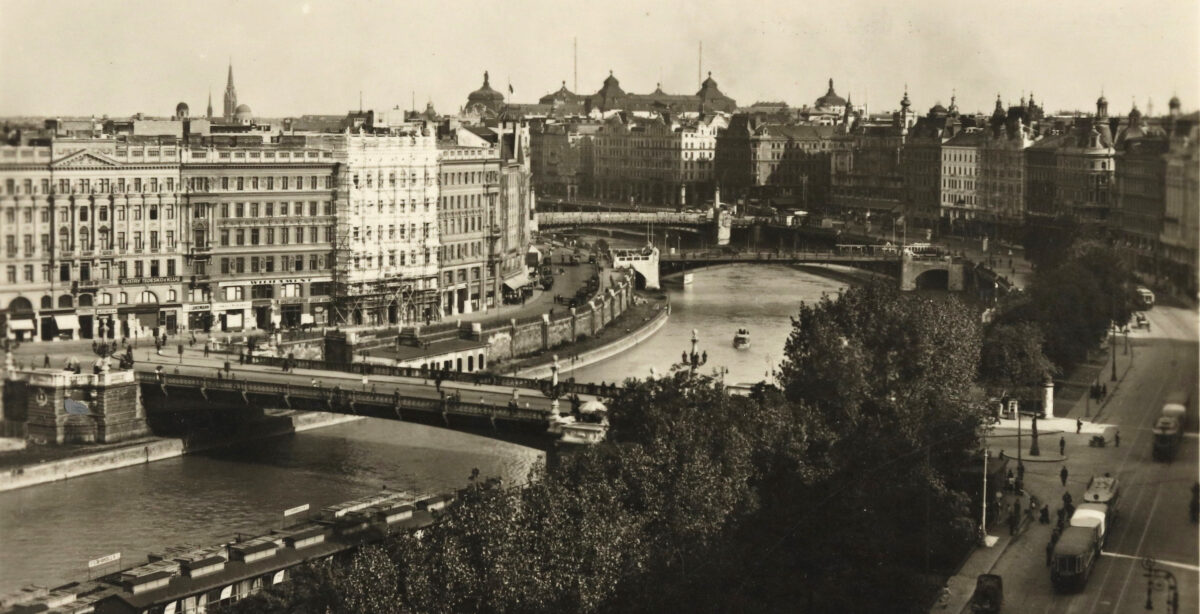 Rechts im Bild sind die Häuser an der Oberen Donaustraße im zweiten Bezirk zu sehen, rechts von der mittleren und hinteren Brücke ist die Häuserzeile zu erkennen, deren Rückseite mit den dahinterliegenden Häusern die Adlergasse bildete.