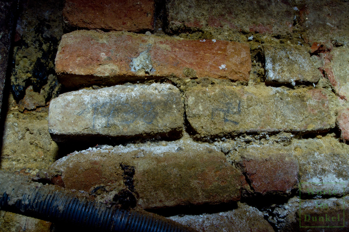 1938 zeichnete hier jemand die Jahreszahl und ein verkehrtes Hakenkreuz an eine Kellerwand in der Wiener Innenstadt – hier das Original.