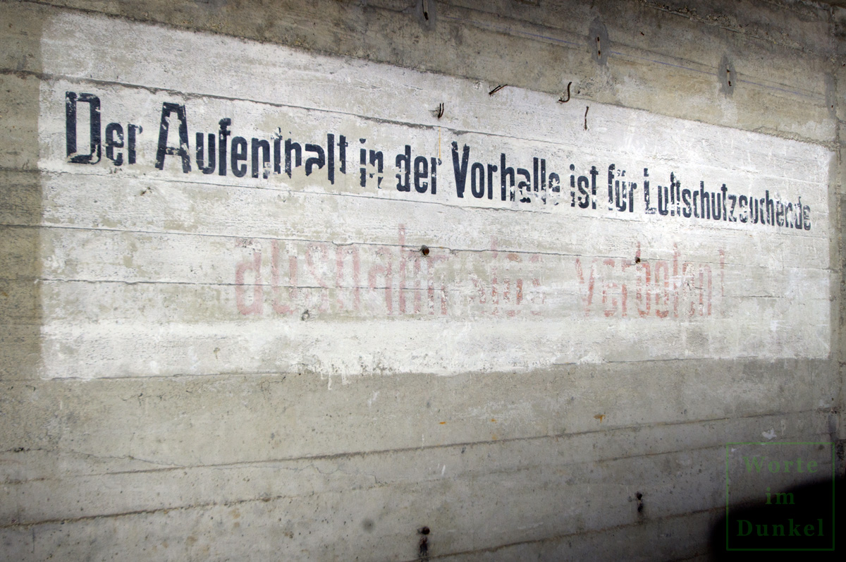 Hinweis in der Vorhalle im Erdgeschoß – der Aufenthalt war hier für Luftschutzsuchende ausnahmslos verboten.