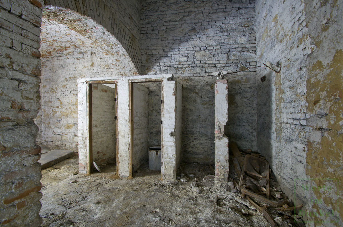 Ruine einer Notabortanlage – im zweiten Abteil steht eine dieser kleinen Tonnen.