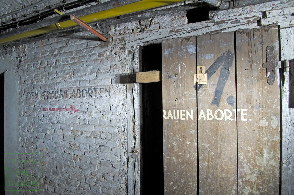 Hinweis auf die Frauenaborte in einem großen Luftschutzkeller, der an das Schutzraumnetz Innere Stadt angeschlossen war.