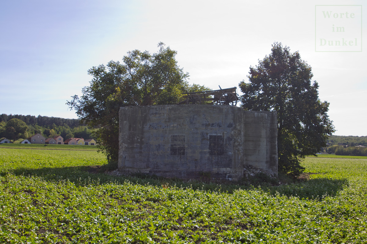 Ein anderer Bunker erschien ebenfalls als Haus, die aufgemalten Fenster sind erhalten geblieben.