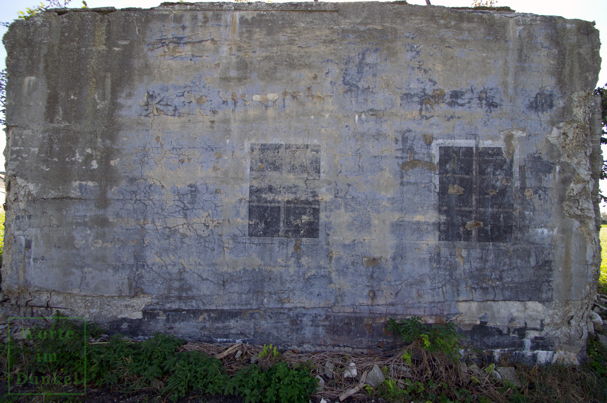 Ein anderer Bunker erschien ebenfalls als Haus, die aufgemalten Fenster sind erhalten geblieben.