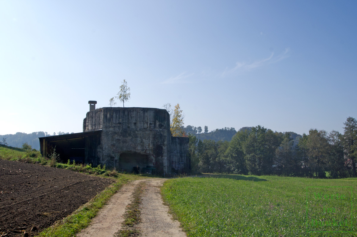 Der Transformatorenbunker liegt heute in einem Feld und lieferte einst den Strom für eine unterirdische V2-Triebwerks-Testanlage und Sauerstoffproduktion.