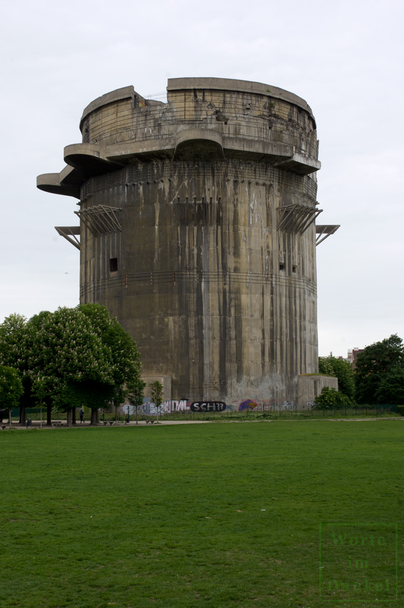 Am Geschützturm im Augarten ist noch heute die dunkle grünliche Tarnbemalung zu finden.