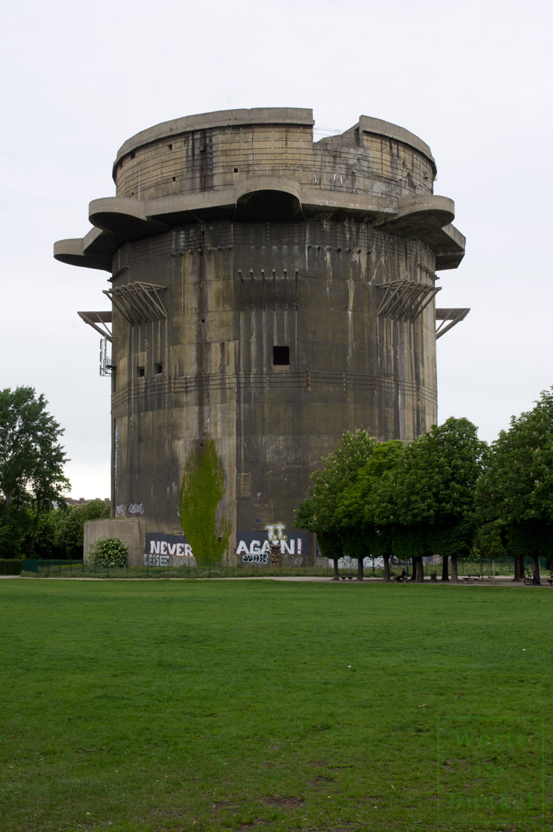 Am Geschützturm im Augarten ist noch heute die dunkle grünliche Tarnbemalung zu finden.