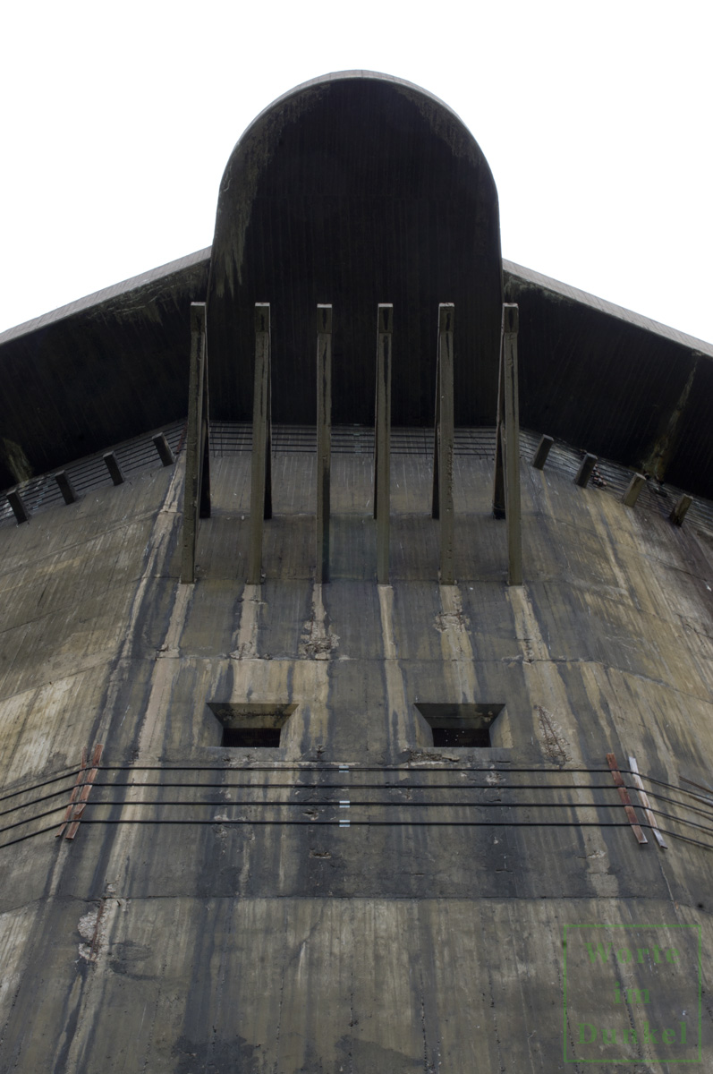 Am Geschützturm im Augarten ist noch heute die dunkle grünliche Tarnbemalung zu finden.