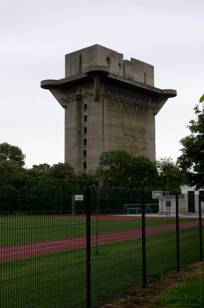 Auch der Leitturm im Augarten weist noch großfläche Spuren des Tarnanstrichs auf.