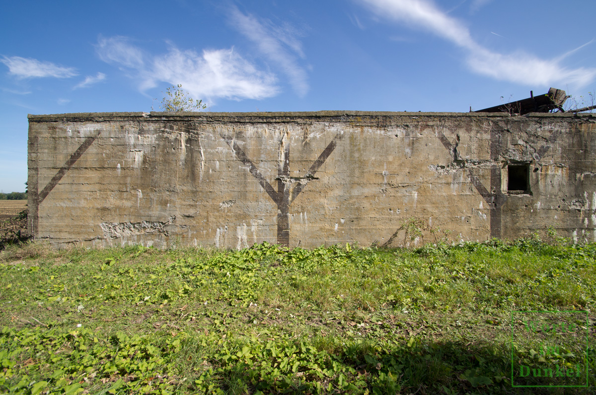 Aufgemalte Strukturen sollten den Bunker als landwirtschaftliches Gebäude erscheinen lassen