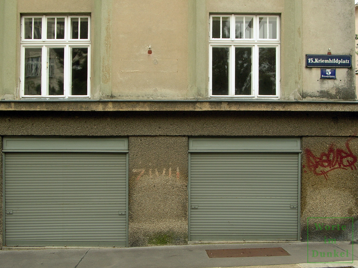 Auch um die Ecke am Kriemhildplatz war das Gebäude gekennzeichnet.