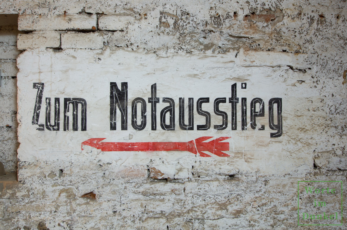 Franziskanerkloster – Beschriftung „Zum Notausstieg“