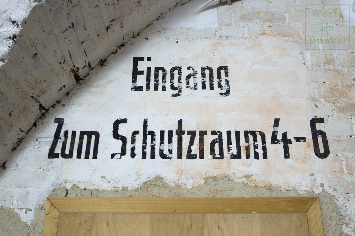 Dompfarre – Beschriftung „Eingang zum Schutzraum 4–6“