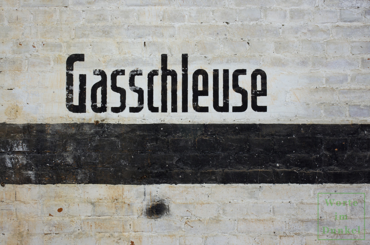 Dompfarre – Beschriftung „Gasschleuse“